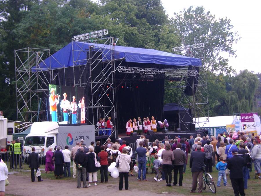 Występy ludowe na scenie przy Spalskim Stawie