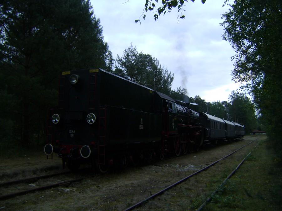 Parowóz Ol49-69 ze składem retro oczekuje na stacji w Spale na ostatni kurs do Tomaszowa Mazowieckiego