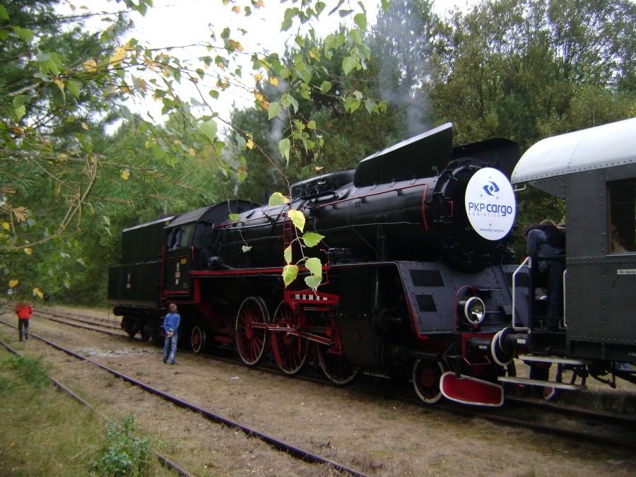 Parowóz Ol49-69 na stacji w Spale wraz ze składem retro oczekuje na ostatni kurs do Tomaszowa Mazowieckiego