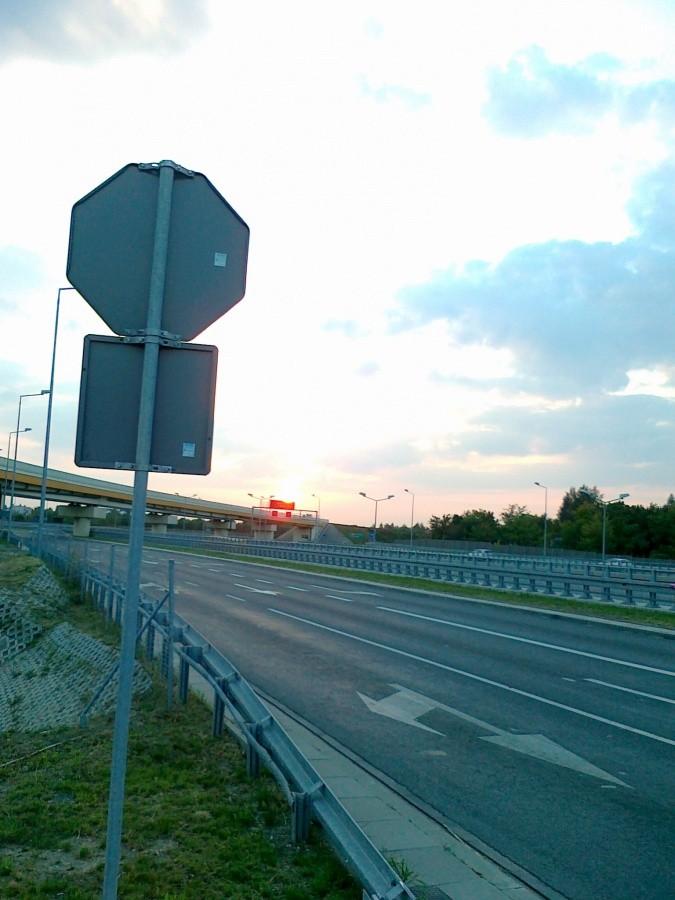 Ta czerwona plama nad wiaduktem to zachodzące słońce