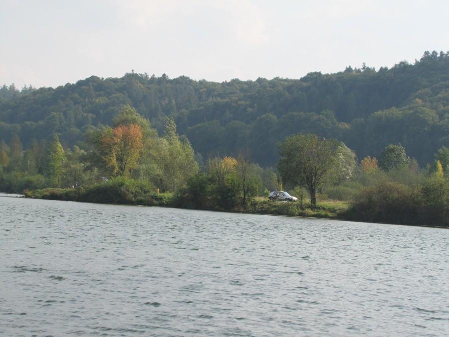 Jezioro Hlucinskie. Drzewa już robią się kolorowe.