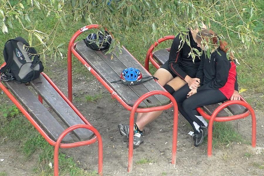 Całkiem przypadkowo sfociłem Monikę i Tomka, podobno pilnują rowerów