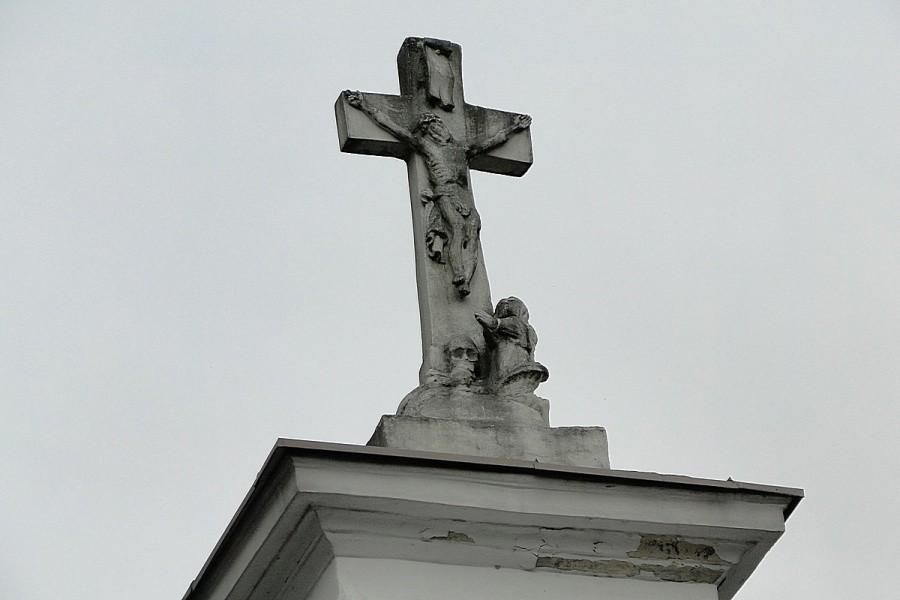 Patrzę na krzyż na bramą i co widzę?