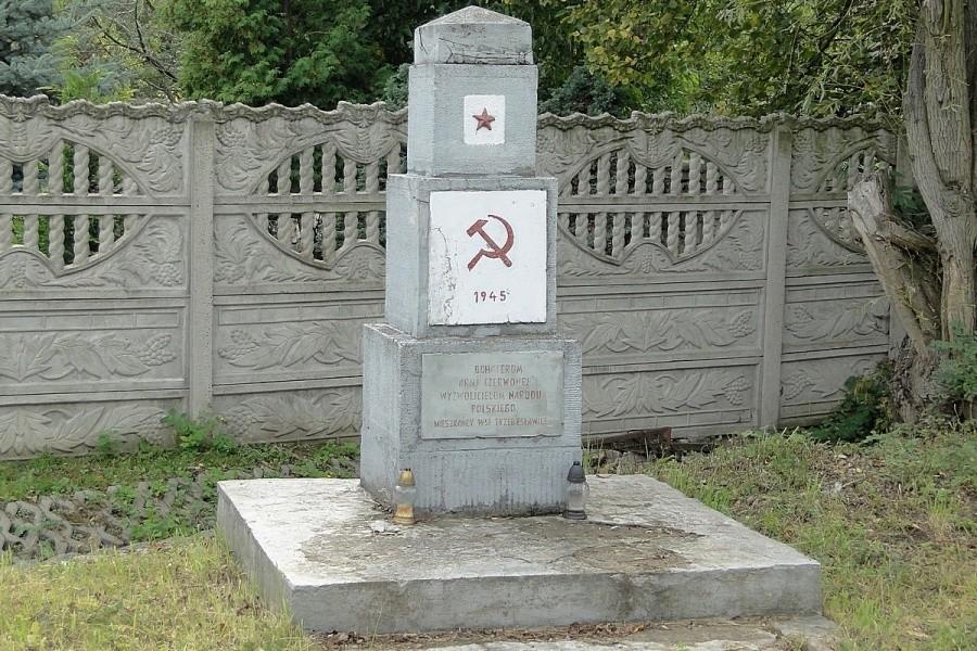 Że to się jeszcze uchowało. Napis na tablicy brzmi "Bohaterom Armii Czerwonej Wyzwolicielom Narodu Polskiego"