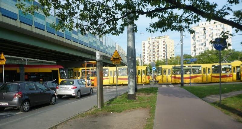 Już w bardziej stretegicznym miejscu nie mógł się zepsuć. W poprzek Ronda Żaba :)
