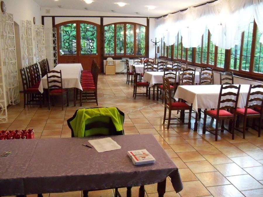 RESTAURACJA MYŚLIWSKA JESZCZE PUSTA