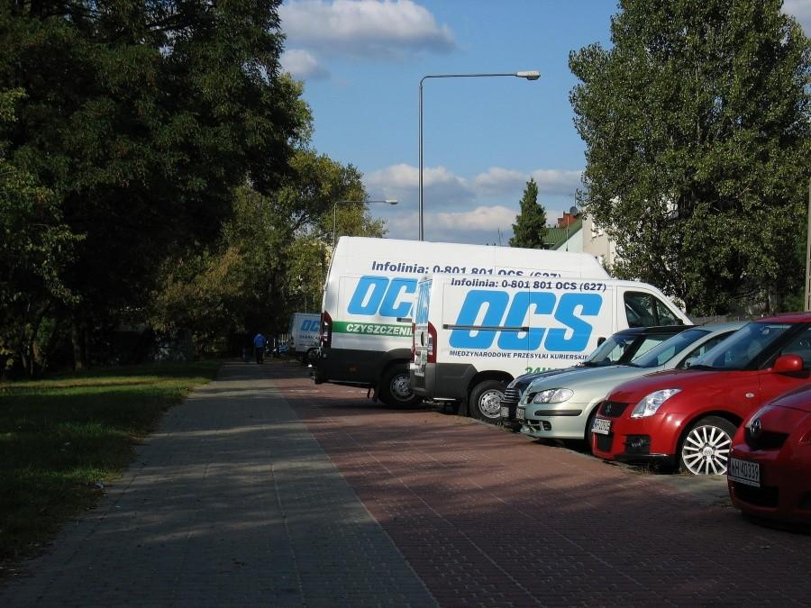 Samochody kurierów OCS zaparkowane na ścieżce rowerowej na ul. Bonifacego