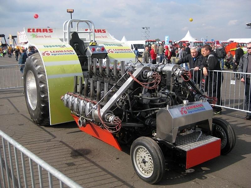 Agro Show - ekstremalny traktor, napędzany chyba paliwem rakietowym