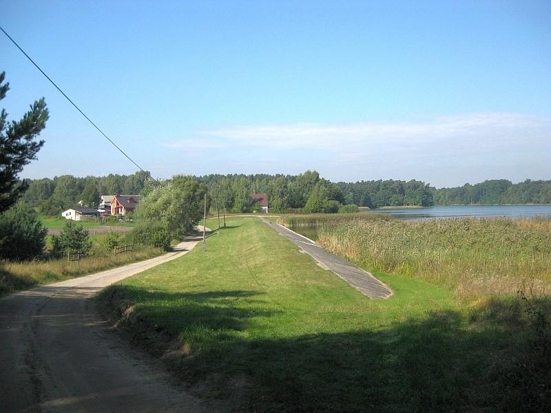 Wieś Barcinek nad Jeziorem Kowalskim