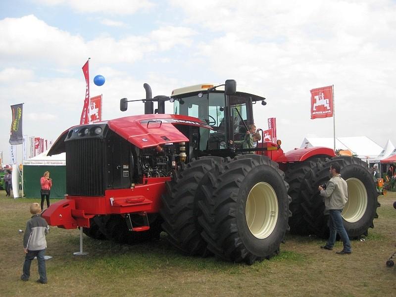 Versatile 353 o mocy 580KM i pojemności 15l.
