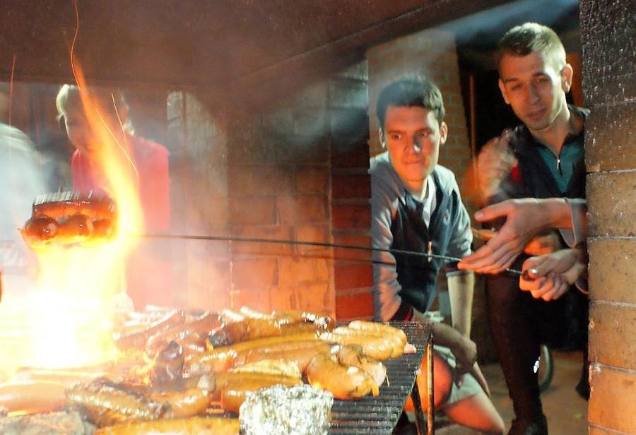 Pieczemy wuszty, Maciek obok a Krzychu za murkiem