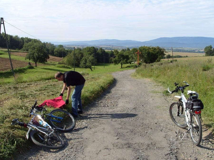 Po przejechaniu jakiś 30 km Ryjkowi zaczęło robić sie gorąco choć ja myślę że raczej kiedy minęliśmy pewne blondynki to Ryjek zaczął zrzucać odzienie ;).