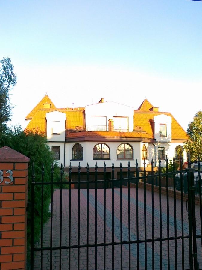 A to pałacyk po drugiej stronie ulicy