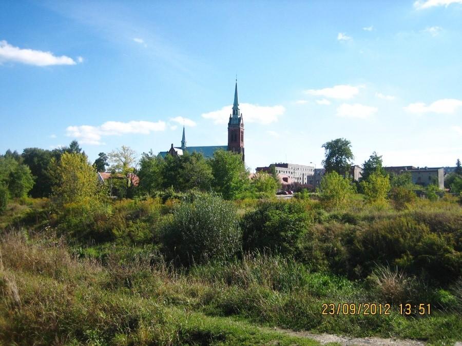ten sam kościół widziany z mostku na Brynicy
