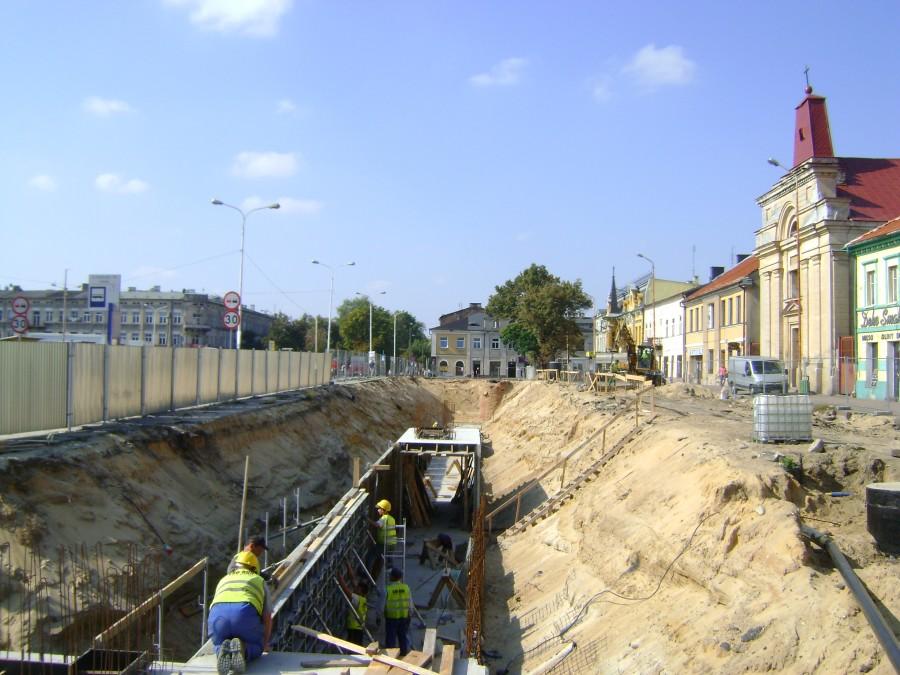 Głębokie wykopy na Placu Kościuszki w Tomaszowie Maz