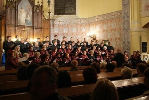 przed Państwem 60-osobowy chór Filharmonii Łódzkiej pod batutą Dawida Bera