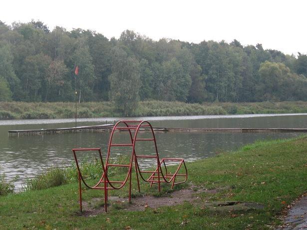 Pusto, nie ma łódek, kajaków, spacerowiczów ...