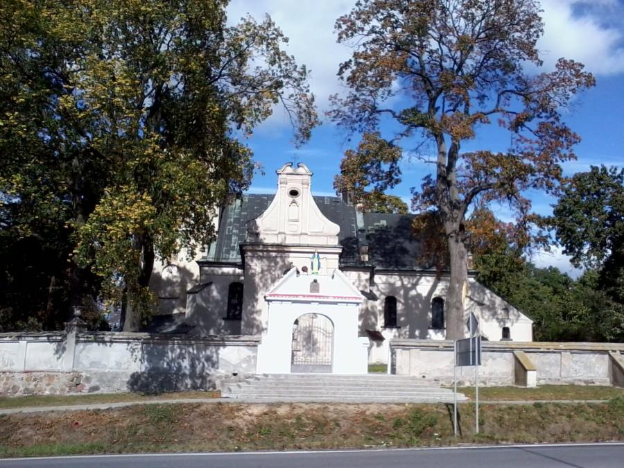 Zabytkowy kościół pw. św. Jadwigi Śląskiej w Karnkowie (zbudowany w 1584 r.)