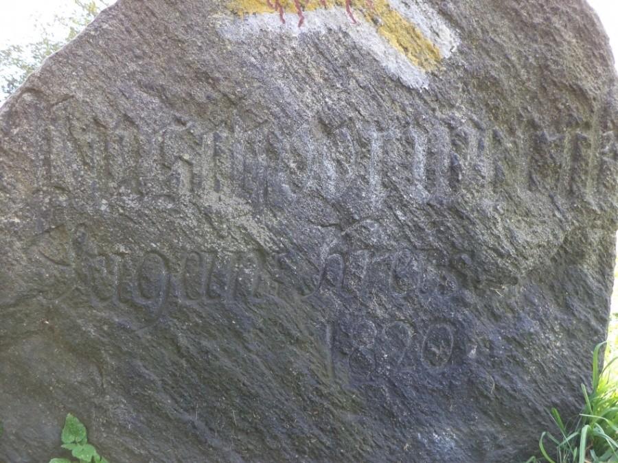 Kamienny drogowskaz w Puszczykowie