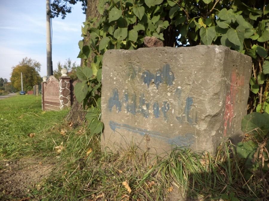 Kamienny drogowskaz w Puszczykowie 2.2.