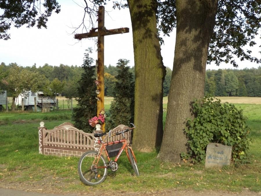 Jeden z kamiennych drogowskazów w Puszczykowie