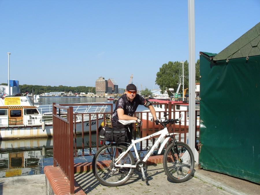 Początek Kołobrzeg i port i oczywiście zapach ;( świeżo złowionych ryb sprzedawanych na stoiskach. Z tym zapachem to różnie bo ryby były na miejscu patroszone a resztki do wody ;).