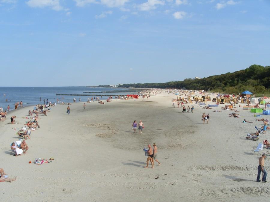 Fotka z mola na otaczającą plażę i wygrzewających się urlopowiczów, jutro dołączę do was a Husky zrobi małą dywersję ;).
