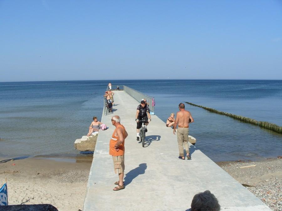 Szybszy przejazd mniejszym molem a raczej kładką betonową aby aparatu nie gwizdneli ;) Gdzieś obok Hotelu Marine.