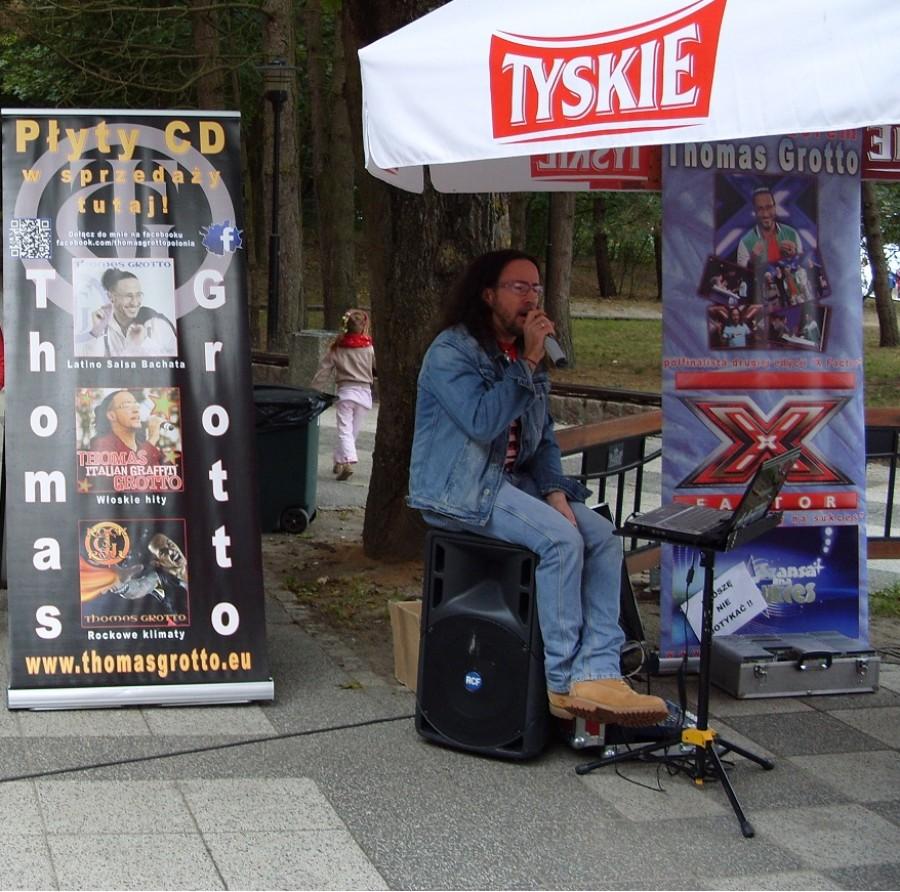 A to już Pan Thomas z X Factor jak ktoś oglądał, śpiewał całkiem dobrze aż się chciało piwko kupić oczywiście w dobrym tego słowa znaczeniu. Nawet dostałem autografa dla Feniksa ;).