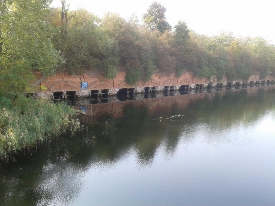 Dziwny, zatopiony budynek na Wirażowej