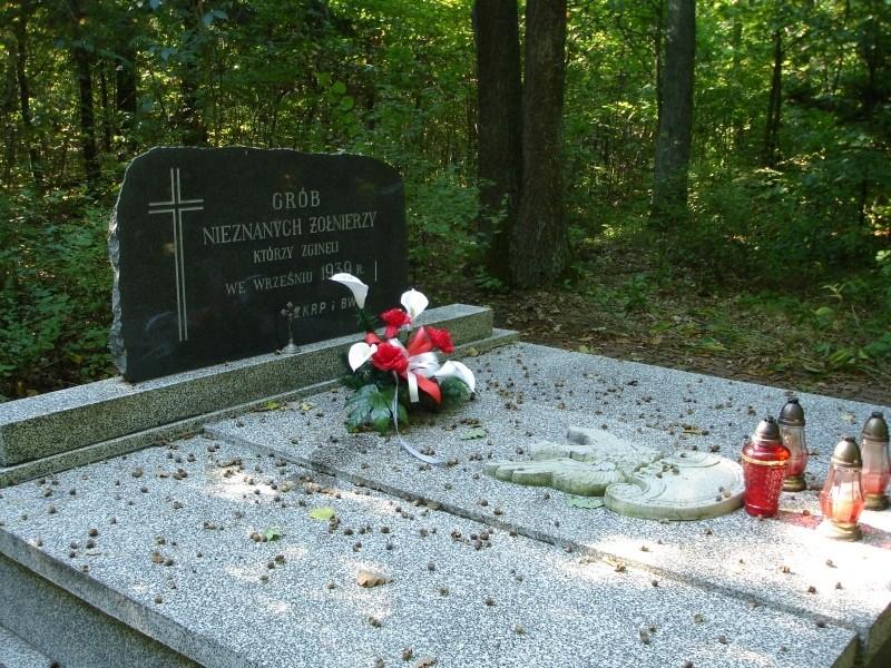 Las Rzgowski - grób żołnierzy Września 1939