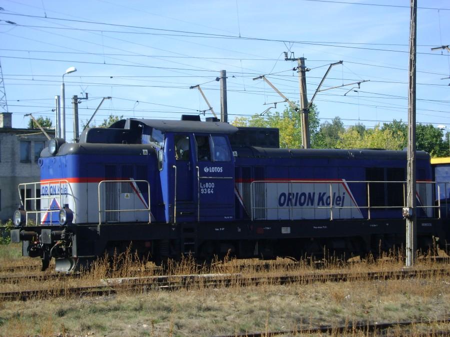 Lokomotywa Ls800-9364 Orion Kolej na usługach Lotos Kolej na stacji w Tomaszowie Mazowieckimm