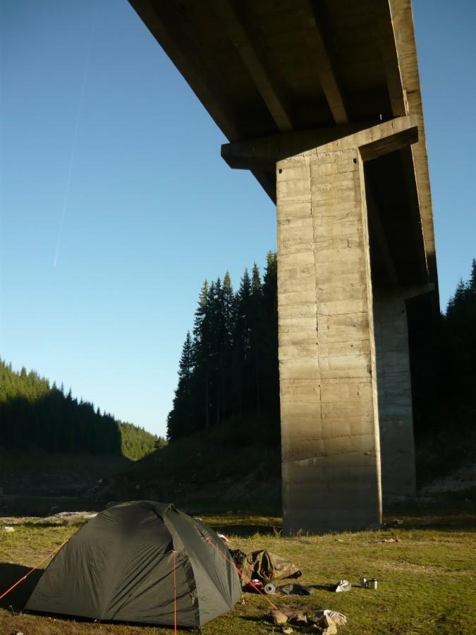 Nocleg pod mostem niedaleko jeziora - Transalpina
