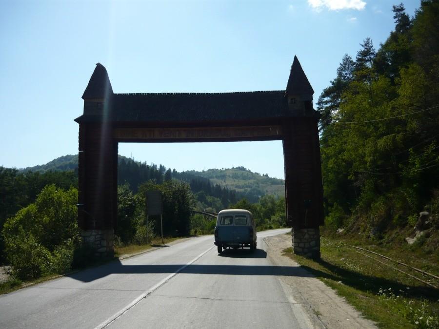 Rumuńska brama na drodze