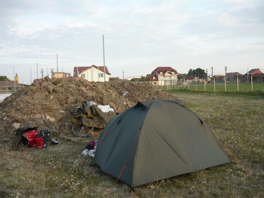 Nocleg przy boisku w Rumuni