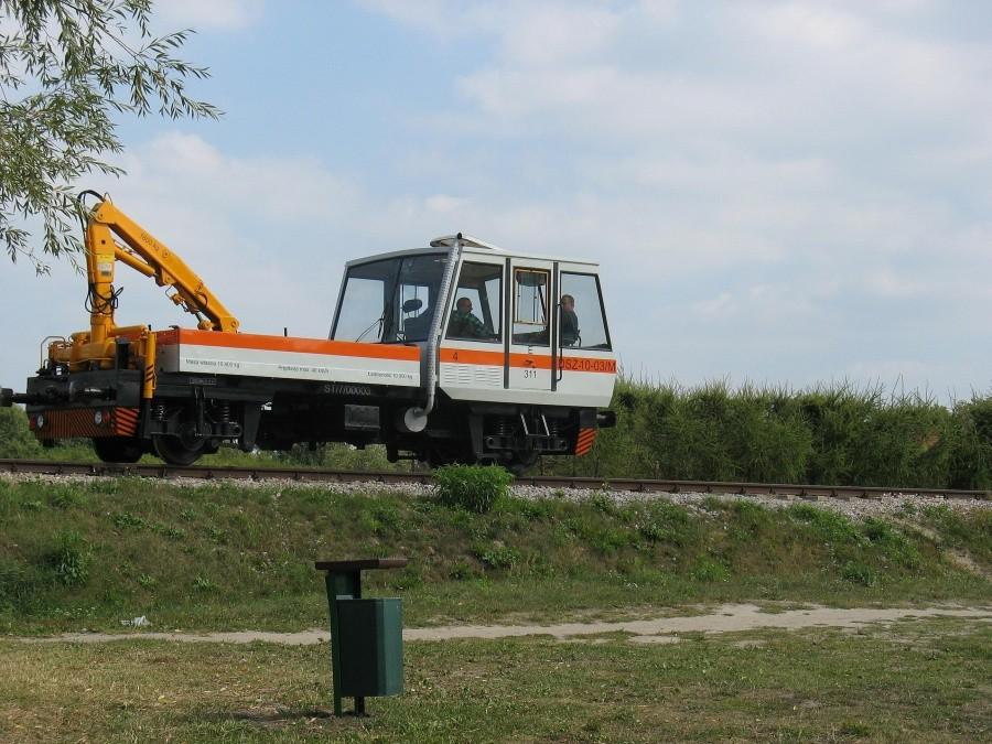 Drezyna z żurawikiem na torze dojazdowym do metra Kabaty
