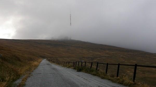 Końcówka podjazdu na wysokości 1800 m. Szczyt z budynkiem spowity chmurami