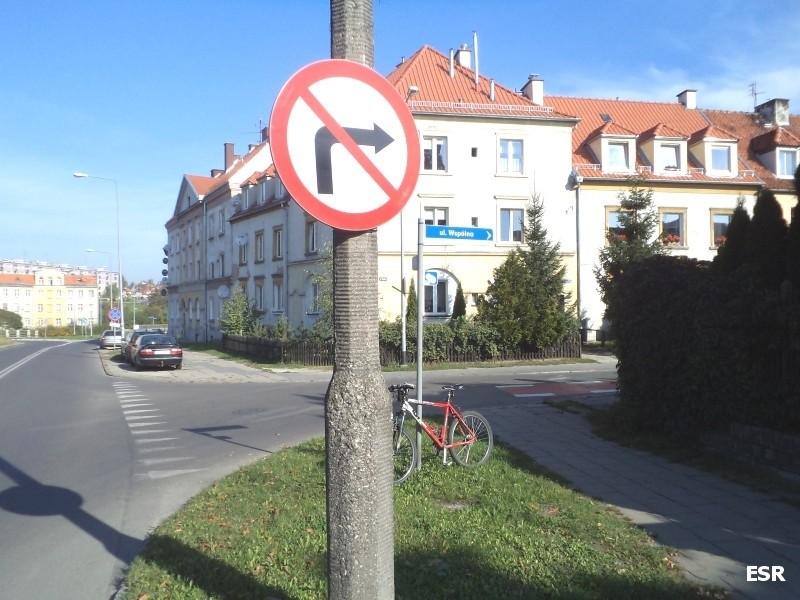 Zakaz skrętu w prawo w kontrapas rowerowy