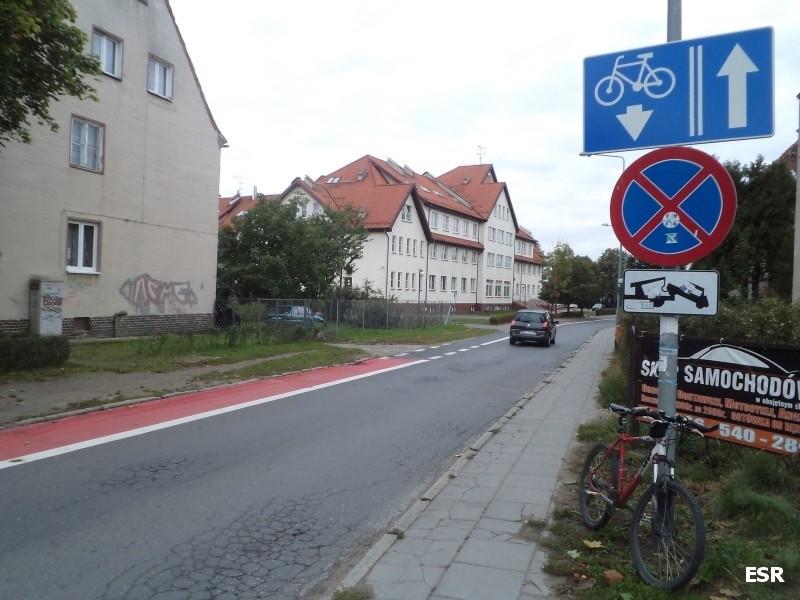 Oznakowanie, że czeka nas jazda rowerzystów pod prąd.