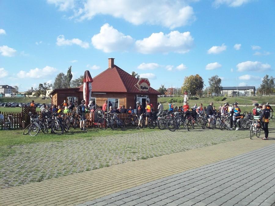 Część uczestników rajdu z rowerami przy bardze na bulwarze nad Wisłą