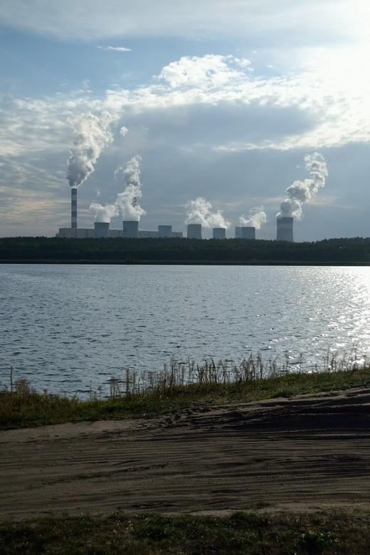 Elektrownia Bełchatów widziana z brzegu zalewu Słok