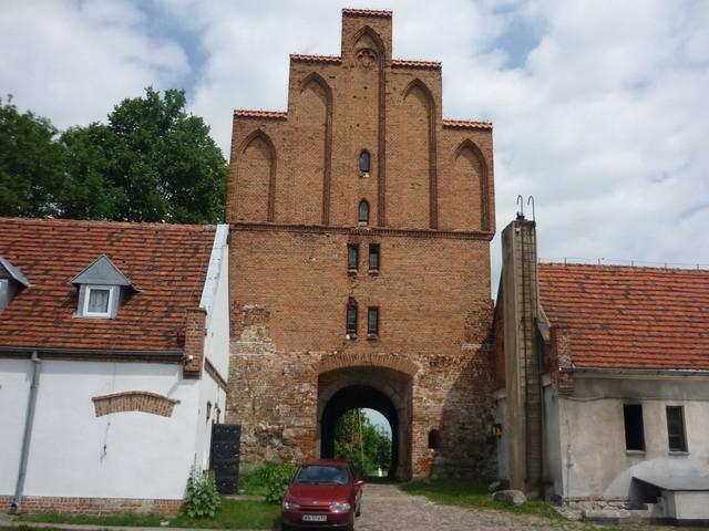 Główna wieża zamkowa pełniąca również rolę bramy wjazdowej