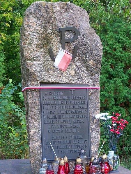 Pomnik koło Fortu III Pomiechówek
