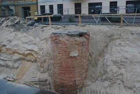 odkryta studnia na remontowanym Placu Kościuszki w Tomaszowie
