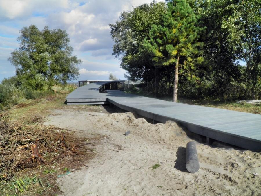 Nowe Warpno - budowa widokowego pomostu wzdłuż brzegu jeziora Nowowarpieńskiego.
