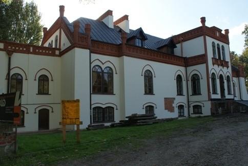 odrestaurowany pałac w Ujeździe