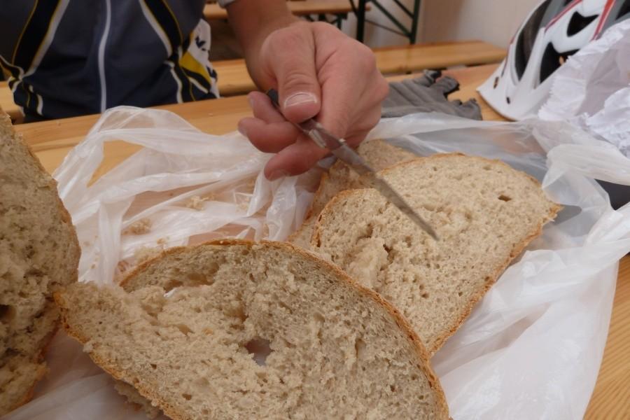 Pytanie za milion: Jak pokroić świeży chleb nożem do masła?