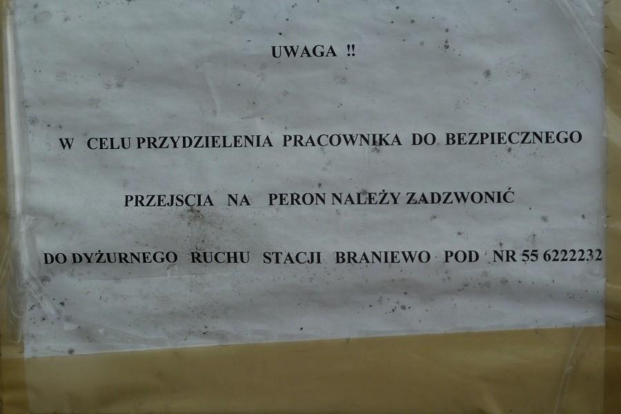 Żeby zrozumieć musiałem przeczytać 2 razy. Gwoli ścisłości: przez tą stację przejeżdża może 1 pociąg na godzinę
