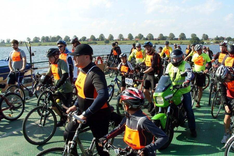 Rowerzyści na promie-przeprawa Świbno- Mikoszewo