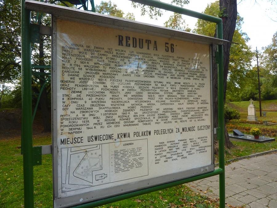 Tablica informacyjna wewnątrz Reduty Wolskiej